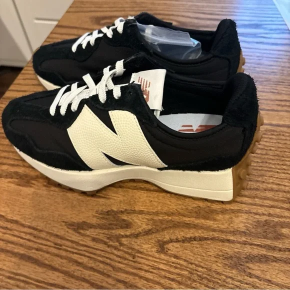 New Balance 327 Women's Black and White Athletic Shoes NWB - Picture 5 of 8